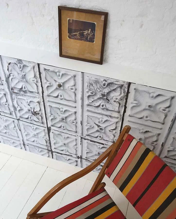 Tapete Brooklyn Tins 04 Hellgrau 5 Tapete Brooklyn Tins 04 Hellgrau – Bild 3